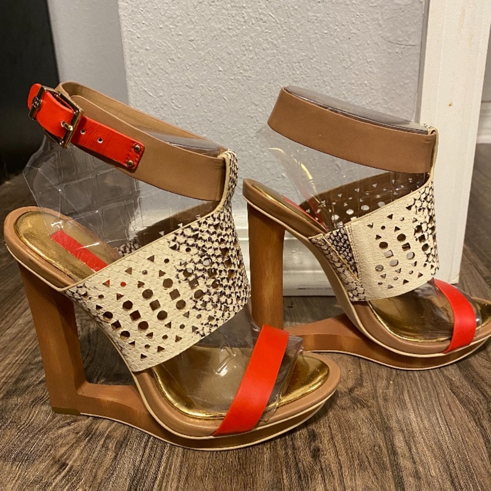 BCBGMAXAZRIA Snake skin size 7 1/2